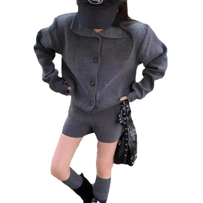 Veste en tricot tendance pour femmes avec détail de bouton et shorts assortis Chic und Stil