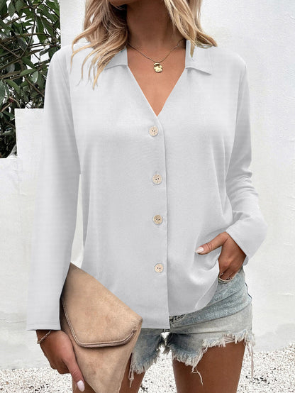 Blouse féminine tendance avec décolleté en V et détails de boutons Chic und Stil