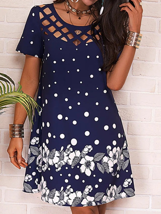 Robe de loisirs pour femmes avec un design à découpe unique et un accent floral Chic und Stil