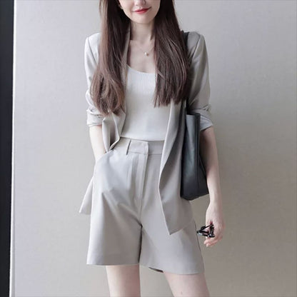 Fitted blazer and shorts set for women Chic und Stil
