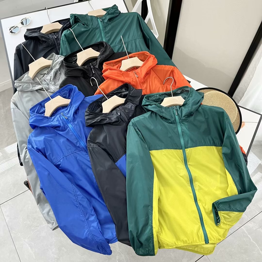 Veste de sport légère pour femmes avec capuche Chic & Stil