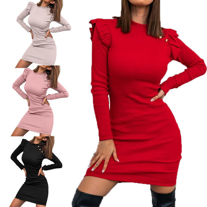 Robe ajustée pour femmes avec des détails en volants et des accents de boutons Chic und Stil