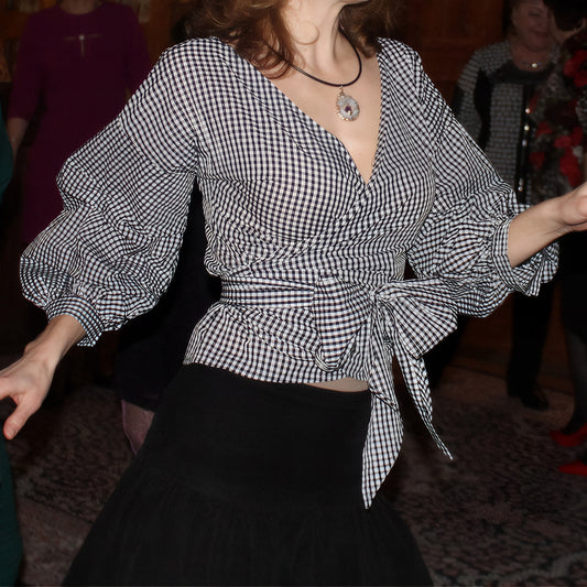Blouse enroulée pour femmes avec des manches à volants Chic und Stil