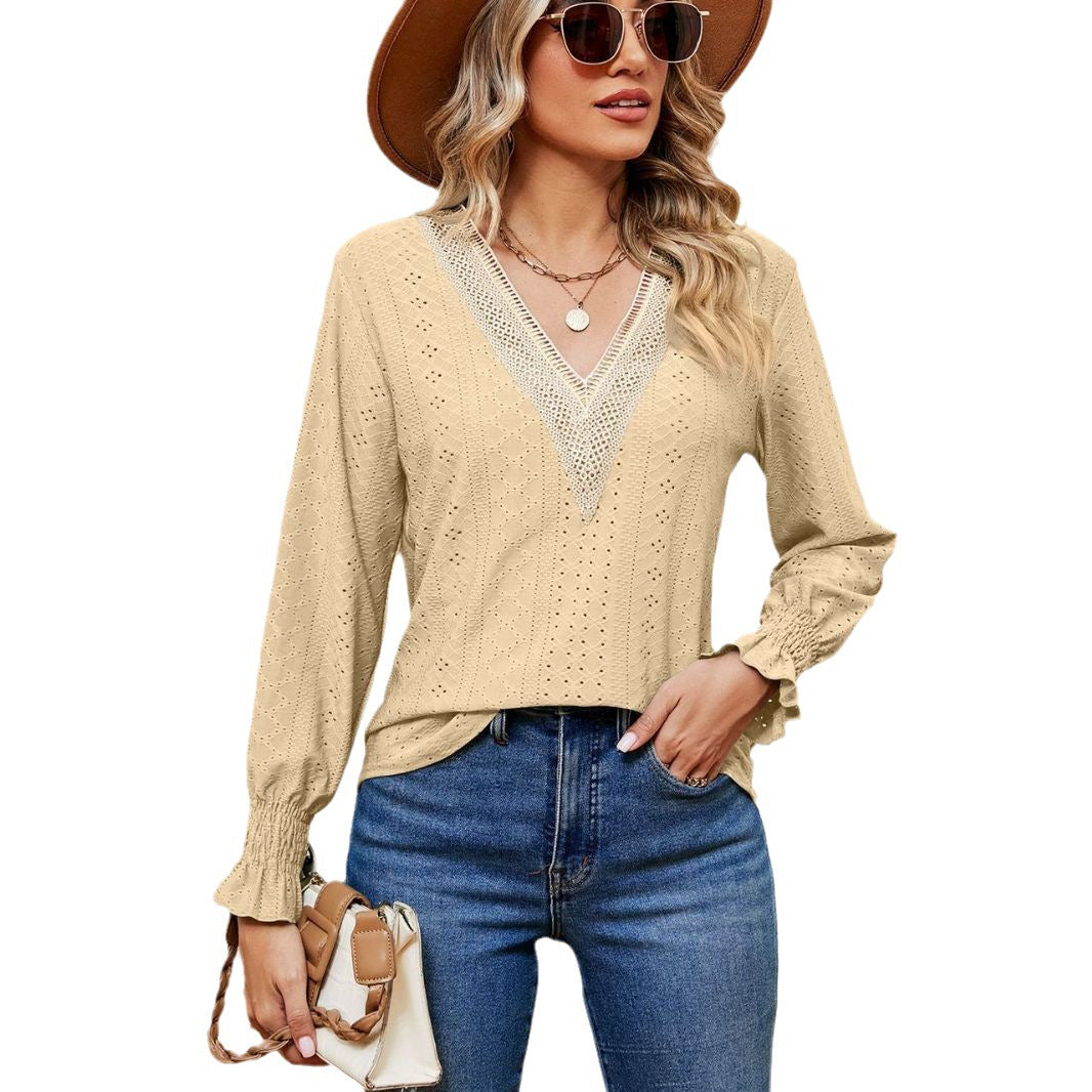 Chemisier pour dames avec des broderies aérées et décolleté en V Chic und Stil