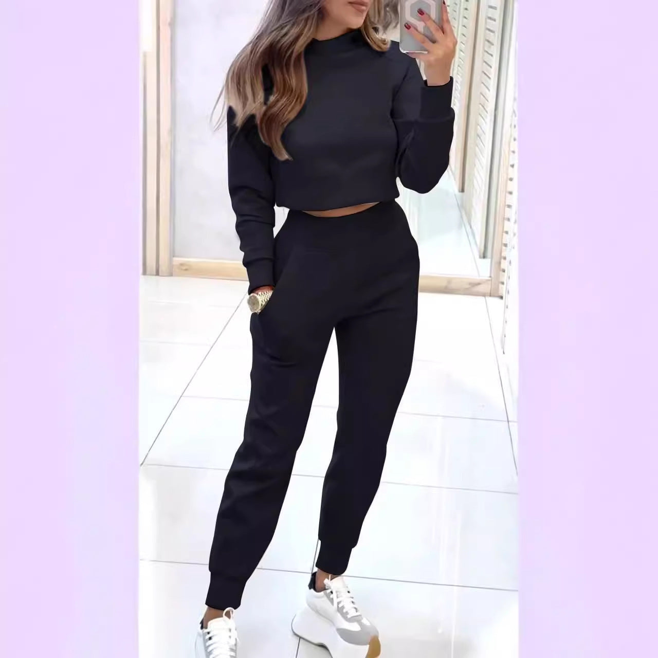 Sporty loungewear set for women with a trendy cropped top and comfortable jogger pants Chic und Stil