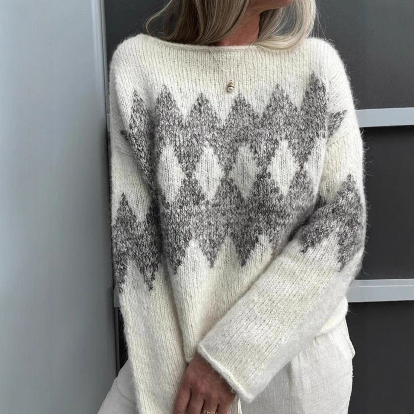 Pull femme en tricot avec un motif de vagues moderne et une coupe agréable Chic und Stil