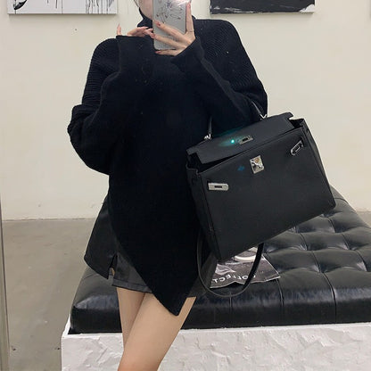 Pull en tricot pour femmes avec coupe asymétrique et col montant Chic und Stil