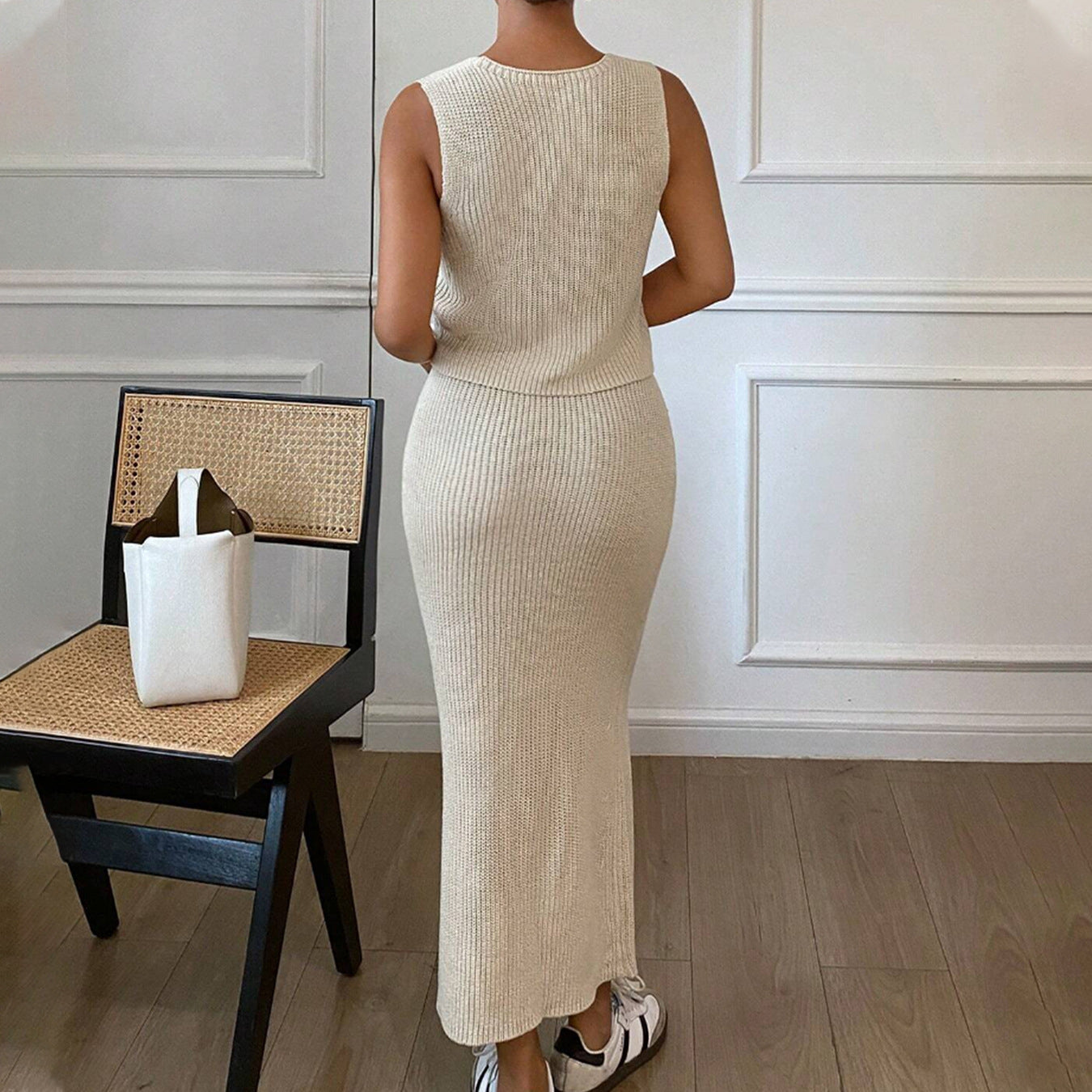 2-piece knit set for women with stylish button details and a chic floral design