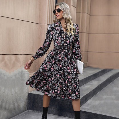 Robe midi pour femmes avec des accents floraux et des détails froncés Chic und Stil