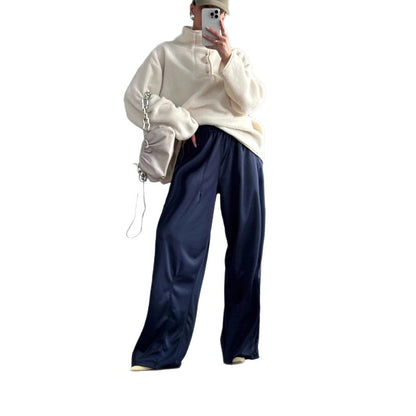 Wide sports pants for women with diagonal stripes Chic und Stil