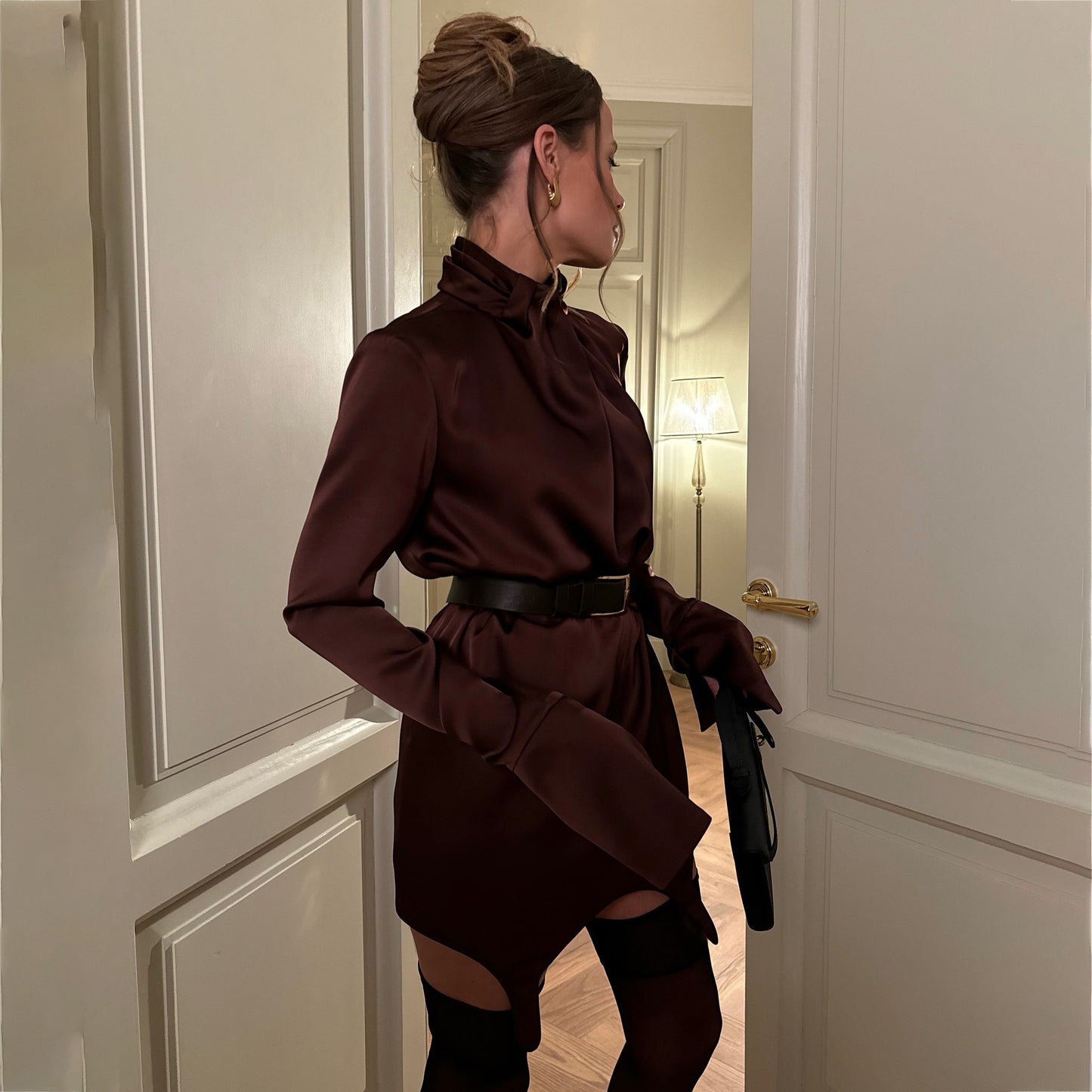 Robe mini en satin élégante pour femmes avec col montant et détails froncés Chic und Stil