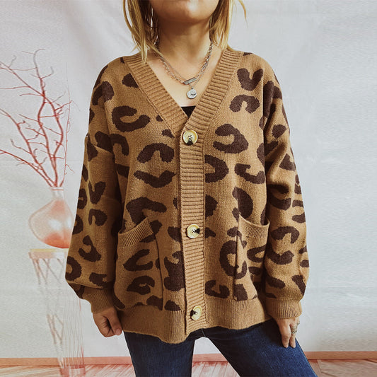 Pull en tricot épais pour femmes avec un motif léopard animalier et des détails de boutons Chic und Stil