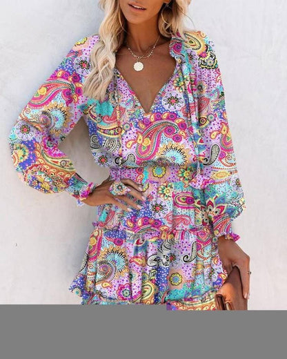 Dames Robe mini ludique avec motif coloré et détails volantés Chic und Stil