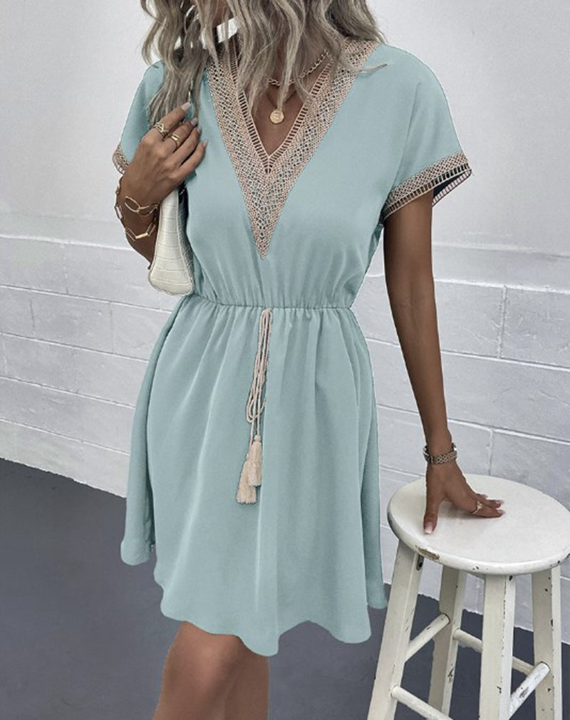 Robe de loisirs pour femmes avec décolleté en V et détails décoratifs Chic und Stil