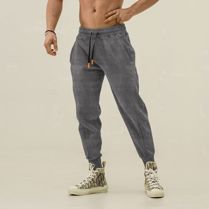 Sporty jogger pants for men with elastic waistband and stylish contrasting stripes Chic und Stil