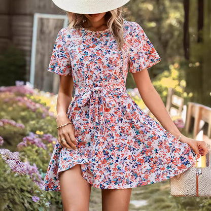 Robe midi à fleurs pour femmes avec lien à la taille et ourlet ondulant Chic und Stil
