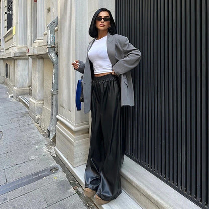 Elegant leather pants for women with a loose fit and elastic waistband Chic und Stil