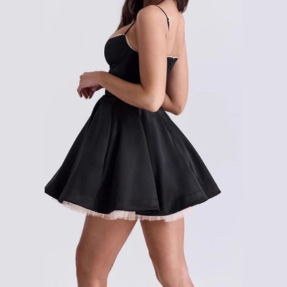 Robe de loisirs pour femmes avec un design sans bretelles et une jupe volumineuse Chic und Stil