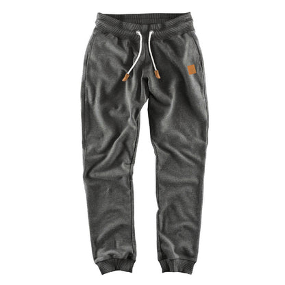 Comfortable jogger pants for men with practical drawstring and trendy details Chic und Stil