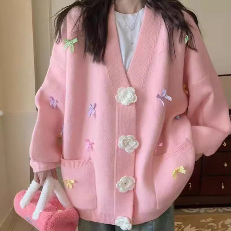 Dames cardigan avec des applications de fleurs ludiques et de grands boutons Chic und Stil