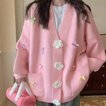 Dames cardigan avec des applications de fleurs ludiques et de grands boutons Chic und Stil