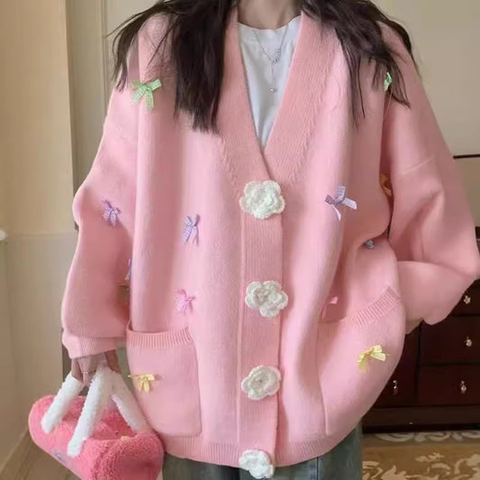 Dames cardigan avec des applications de fleurs ludiques et de grands boutons Chic und Stil