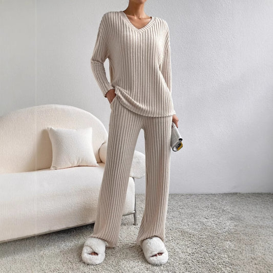 Comfortable knit set for women with V-neck and wide pants Chic and Style