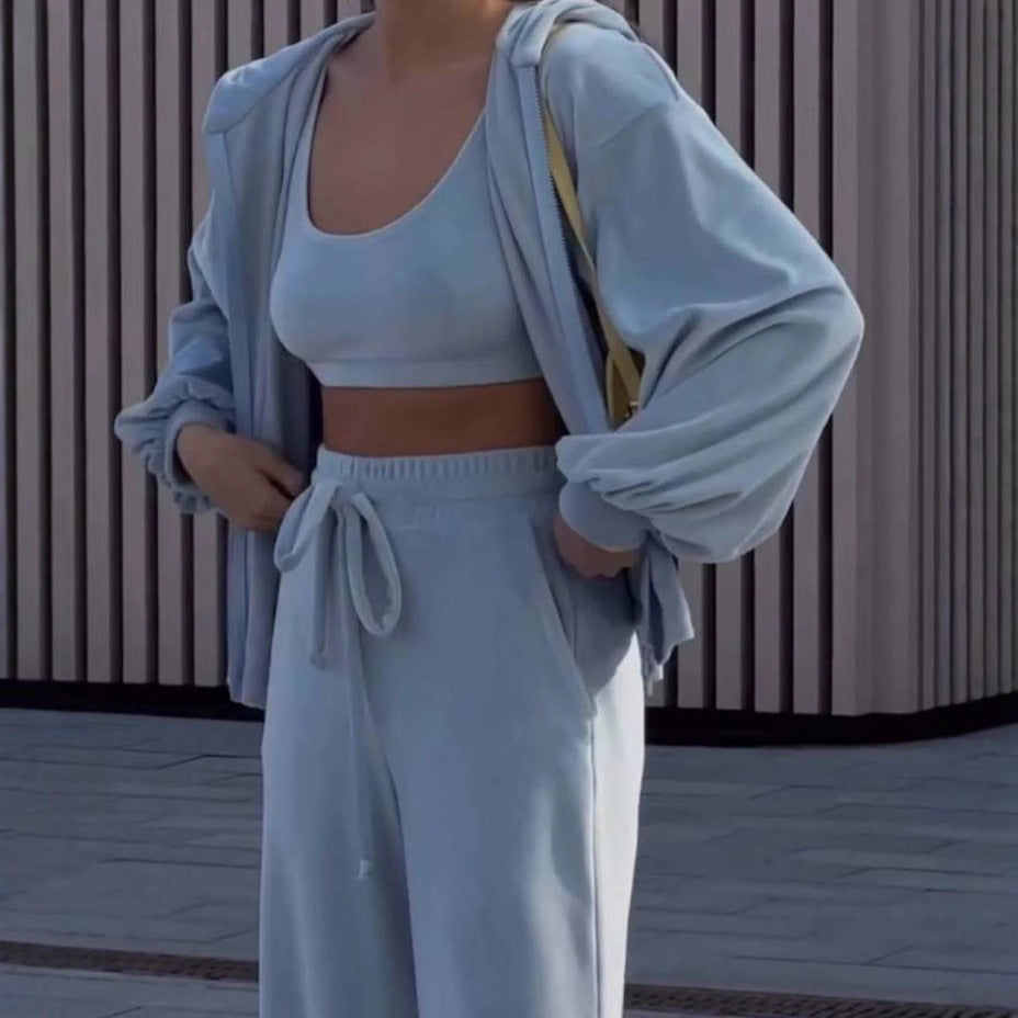 Two-piece women's sports outfit with a long hoodie and comfortable jogging pants Chic und Stil