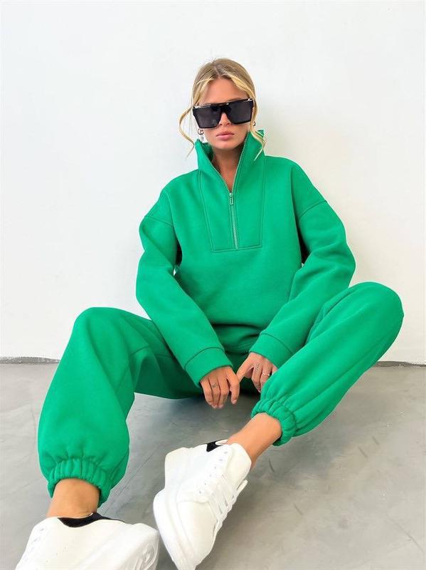 Chic und Stil women's sporty fleece sweatshirt set and high-neck jogging pants