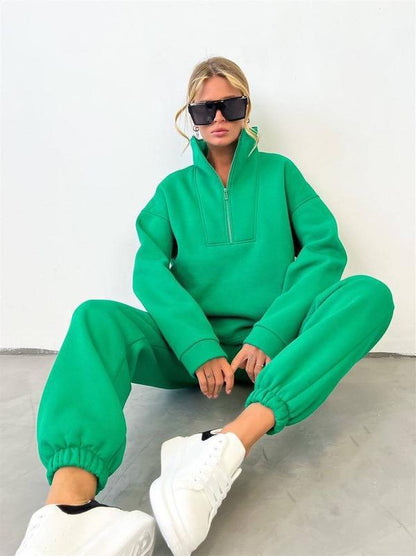 Chic und Stil women's sporty fleece sweatshirt set and high-neck jogging pants
