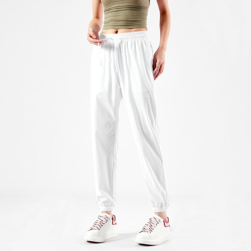 Light sport pants for women with elastic waist and practical pockets Chic und Stil