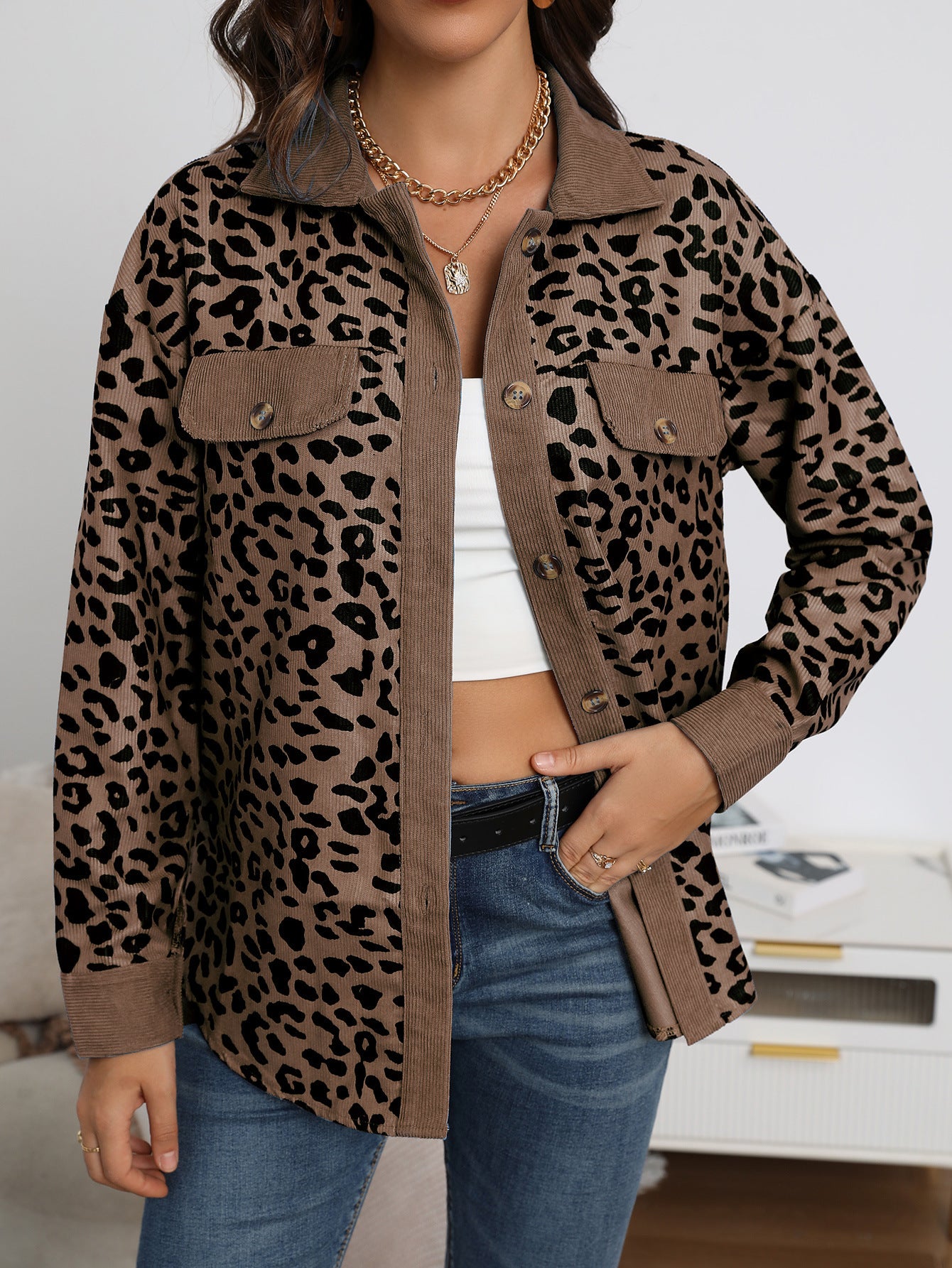 Veste pour femmes en motif léopard avec tissu structuré et poches pratiques Chic und Stil