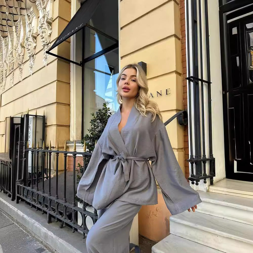 Women's set composed of a lightweight blazer and wide-leg pants with a floral design Chic und Stil