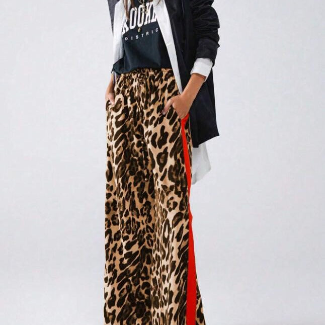 Wide linen pants for women with trendy leopard pattern and contrasting stripe Chic und Stil