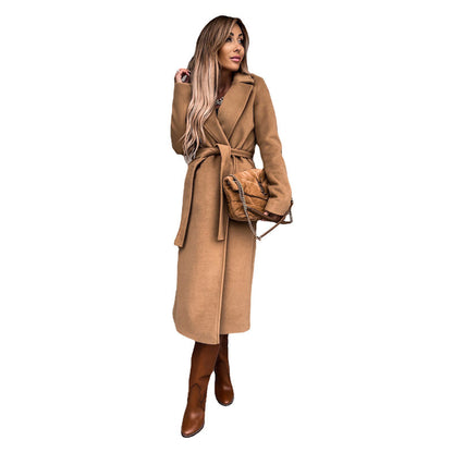 Elegant wool coat for women with a belt and classic lapels Chic und Stil