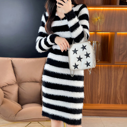 Robe en tricot pour femmes avec un motif rayé à la mode et un décolleté en V profond Chic und Stil