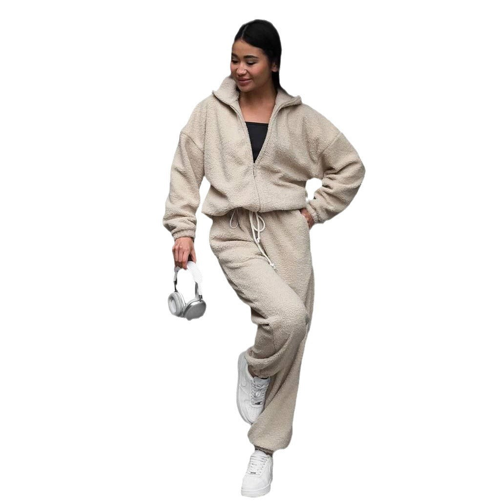 Dames confortable sweat à capuche en polaire avec des poignets élastiques et un pantalon de jogging assorti Chic und Stil