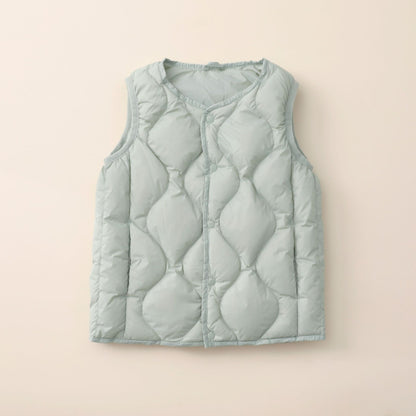 Sleeveless women's jacket with a stylish quilted pattern and functional snap buttons Chic and Style