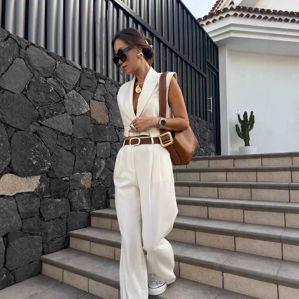 Wide palazzo pants for women with an elegant pleat treatment at the waist Chic und Stil