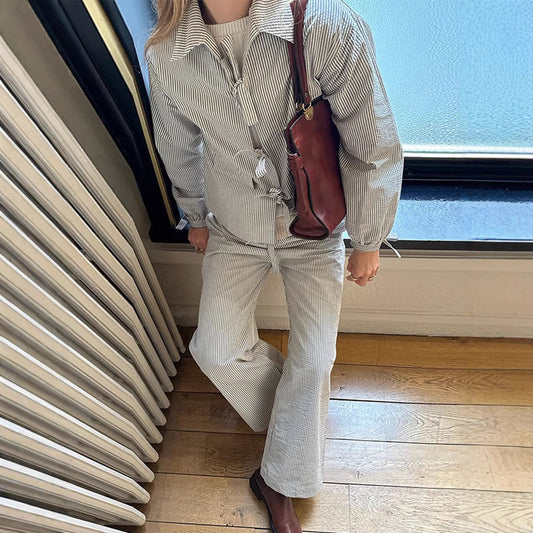 Two-piece women's striped outfit with oversized jacket and wide pants Chic und Stil