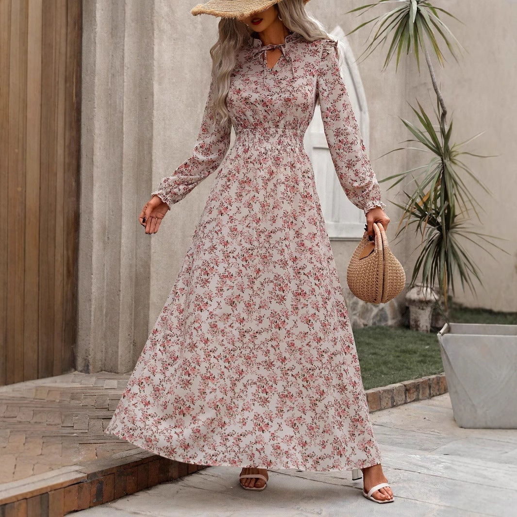 Robe maxi femme avec une coupe flatteuse et des détails floraux Chic und Stil