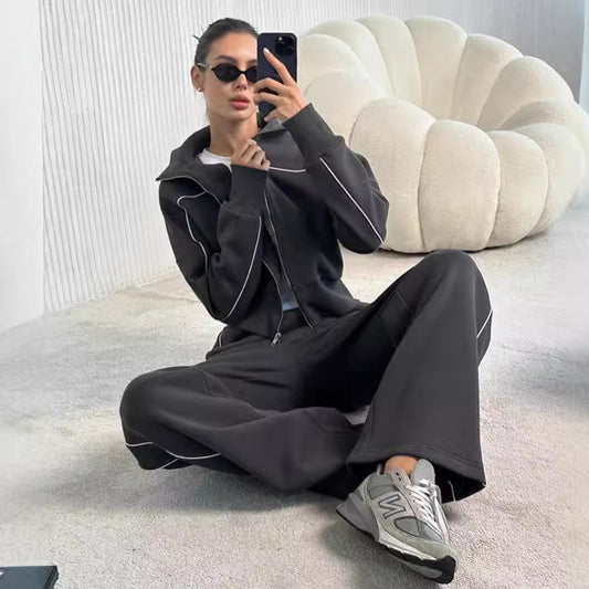 Sporty women's jogger set with trendy contrast stitching Chic und Stil