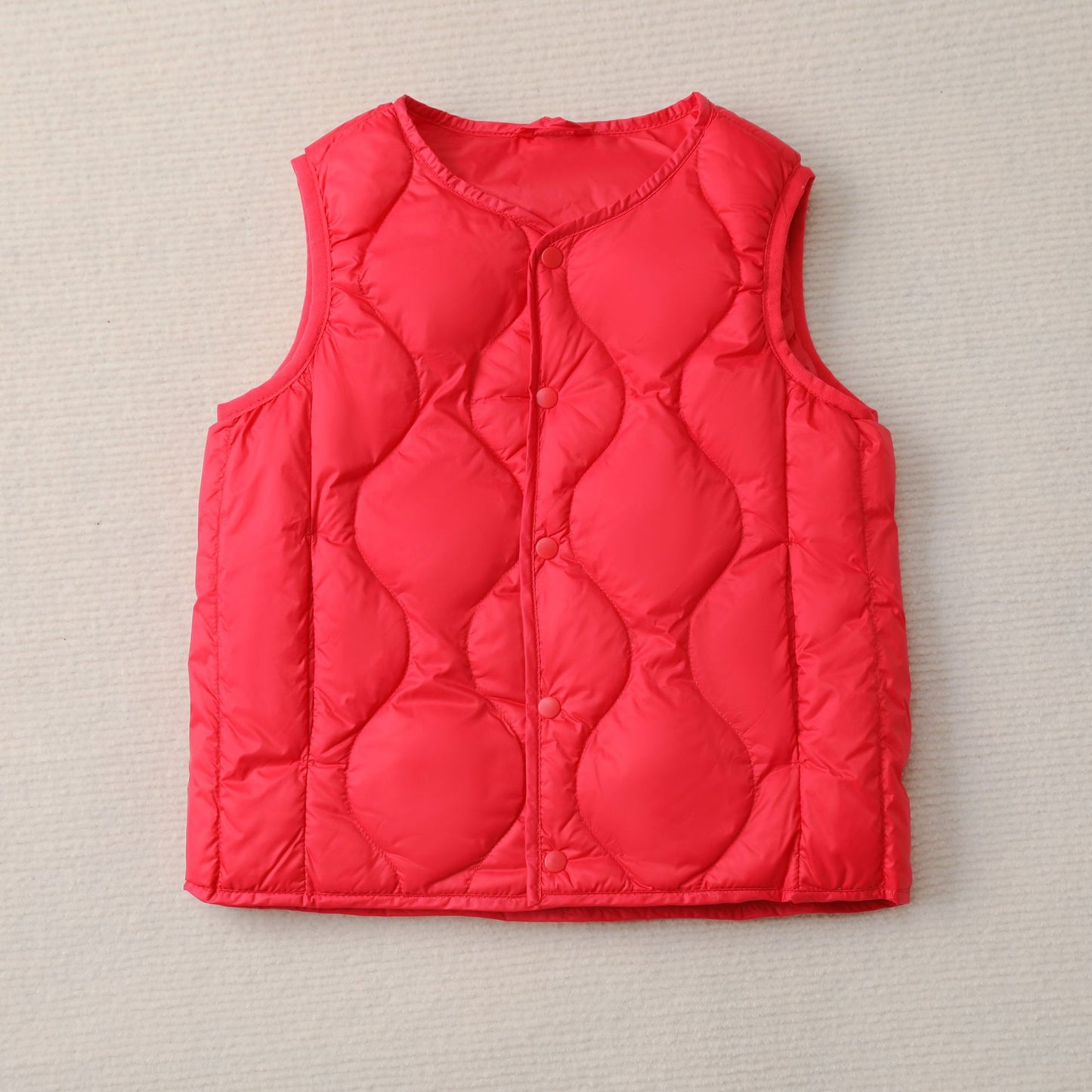 Sleeveless women's jacket with a stylish quilted pattern and functional snap buttons Chic and Style