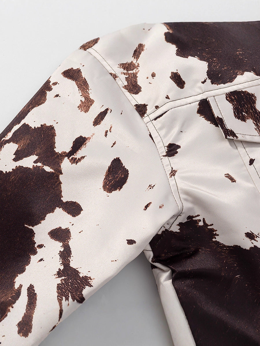 Casual denim jacket for women with a modern design in cow print Chic und Stil