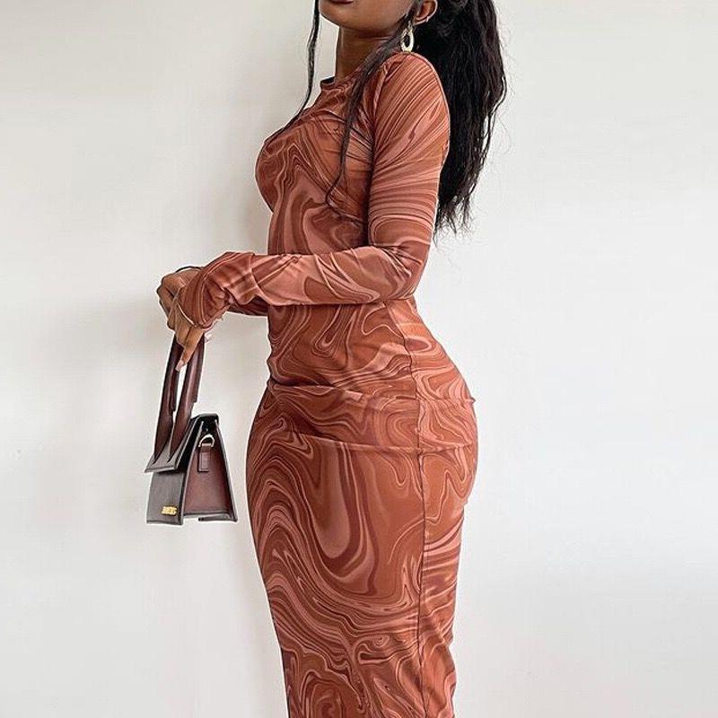 Robe élégante à manches longues pour femmes avec un motif marbré moderne et une coupe cintrée Chic und Stil