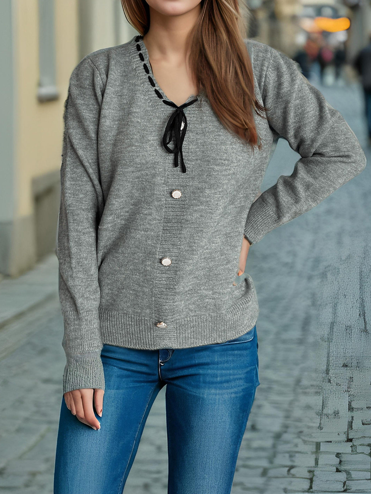 Pull en tricot à la mode pour femmes avec lien fantaisie et boutons décoratifs Chic und Stil