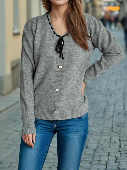 Pull en tricot à la mode pour femmes avec lien fantaisie et boutons décoratifs Chic und Stil