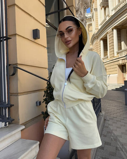 Ensemble de veste à capuche tendance pour femmes et shorts Chic und Stil