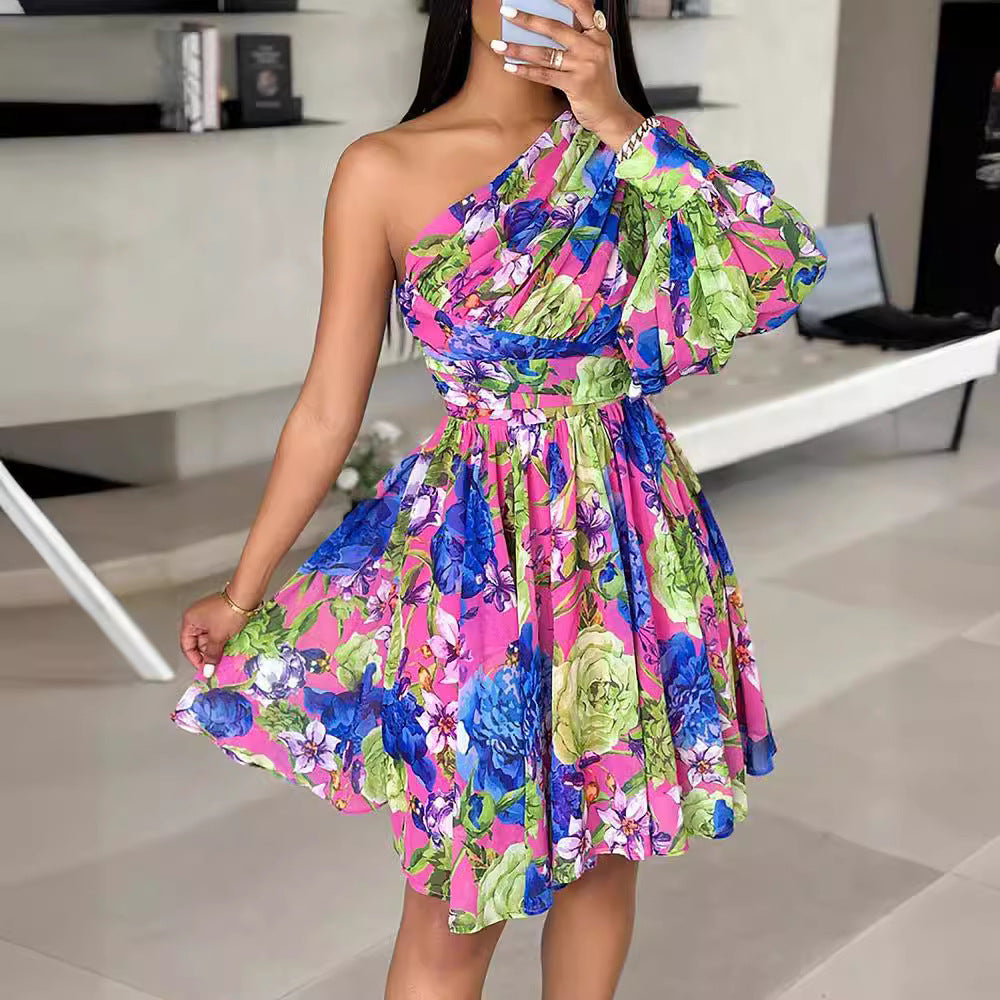 Robe femme à épaule unique avec des manches volumineuses et un design floral Chic und Stil