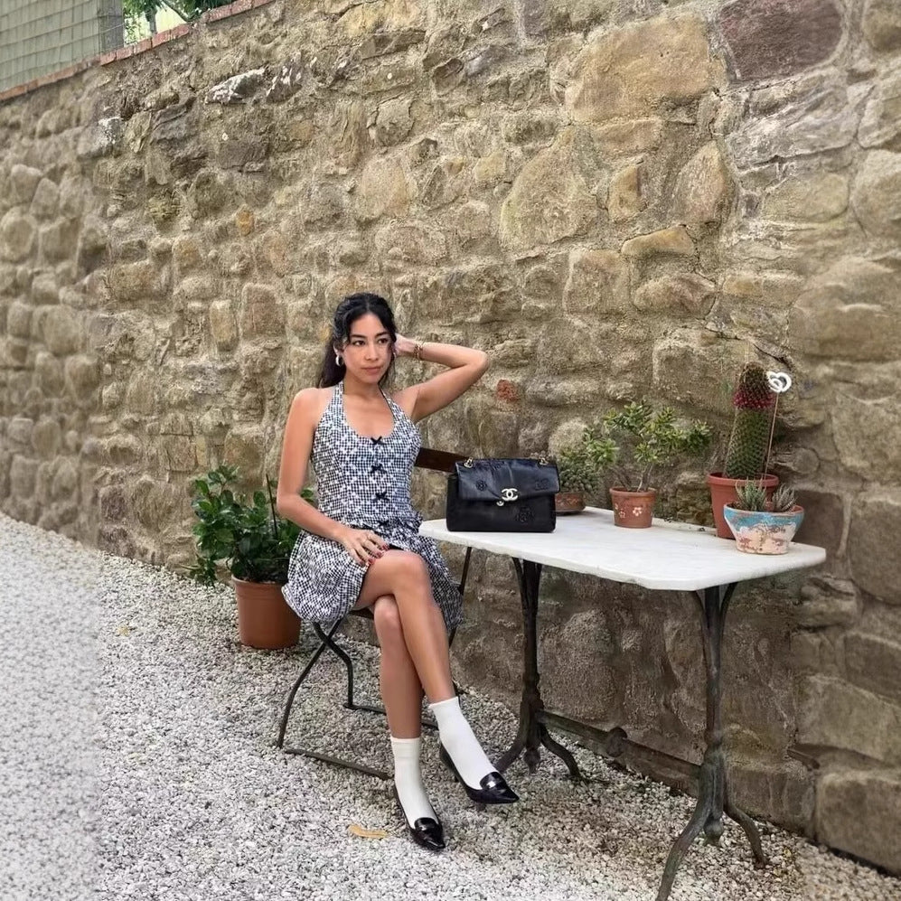Robe de loisirs pour dames avec un dos nu ludique et un design à carreaux floraux Chic und Stil